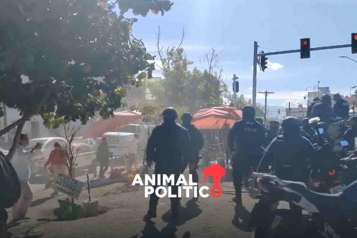 Operativo contra pirotecnia en Oaxaca provoca enfrentamiento entre policías y comerciantes