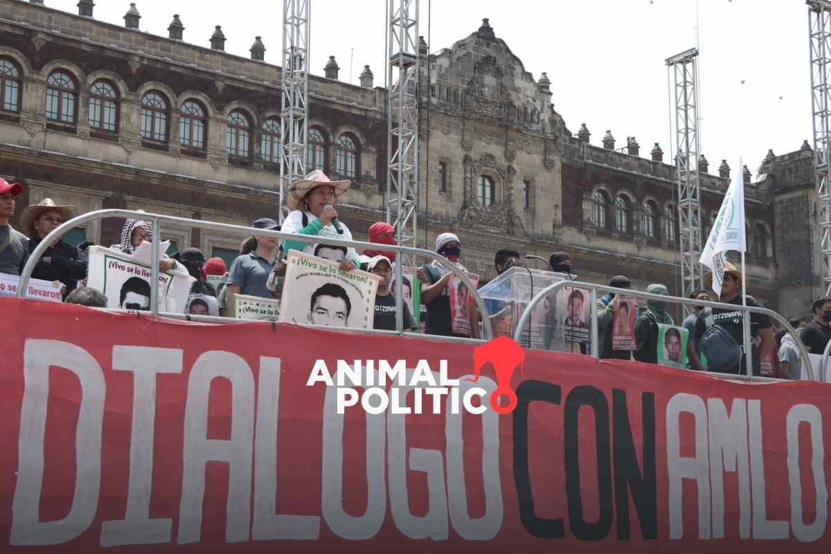 Ayotzinapa: familiares de los 43 normalistas aceptan reunión con AMLO el 3 de junio; levantan campamento instalado en el Zócalo