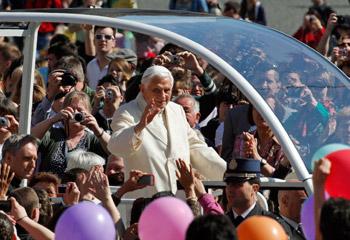 Vaticano niega participación de cardenales como posibles cómplices del mayordomo