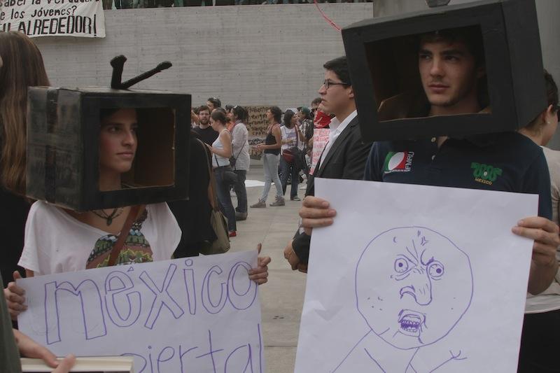 Presunta relación Peña Nieto-Televisa lo deja en “desventaja política”: <i>The Economist</i>