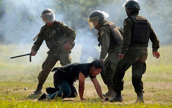 Policía de Bolivia reprime marcha indígena; reportan un muerto y 37 desaparecidos