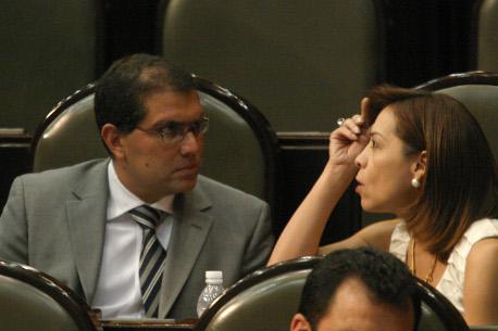Zambrano ya tiene competencia; Ríos Piter va por dirigencia nacional del PRD