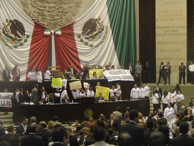 Diputados de izquierda toman tribuna en discusión de Reforma Laboral