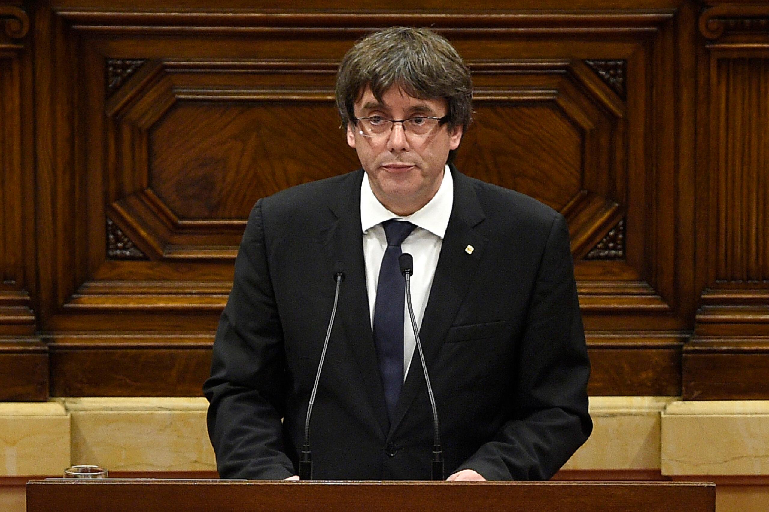 Puigdemont pide defender democrática y pacíficamente la independencia catalana