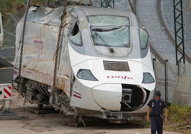 Hallan supuesto celular de maquinista de tren accidentado en España