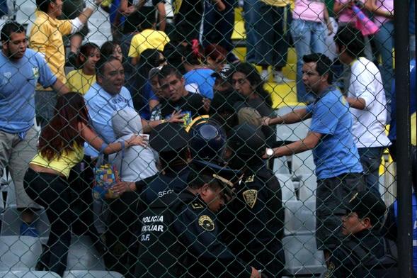 Cárcel para futbolistas que peleen en la cancha