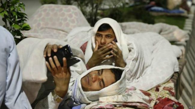 Más de 2 mil 300 muertos en Nepal por terremoto de magnitud 6.7