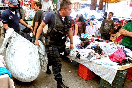 <i>Piratas</i> se enfrenta a policías en Iztapalapa; incendian un camión