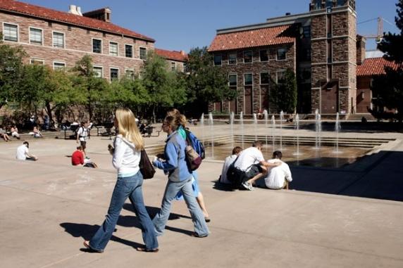 Fiesta de Halloween en universidad de EU termina en balacera, hay 4 heridos