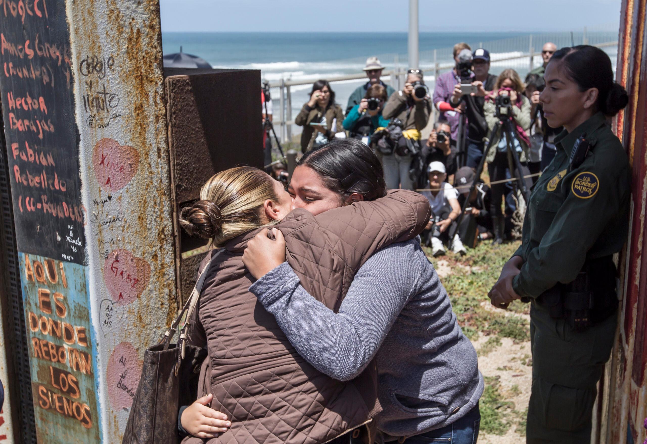 El emotivo abrazo en la frontera con EU entre madre e hija separadas desde hace 6 años