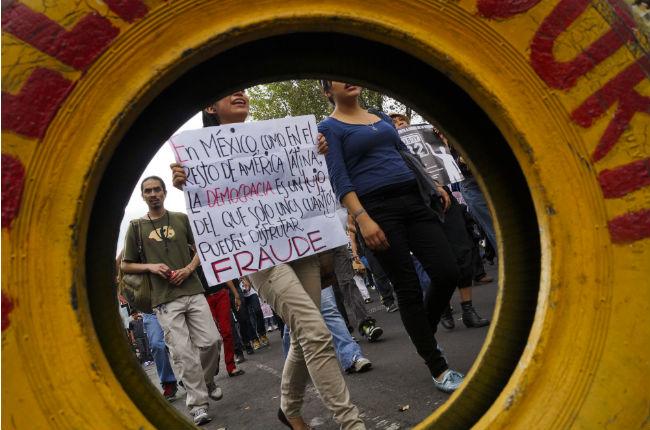 Marchan para repudiar fallo del TEPJF e informe de Calderón