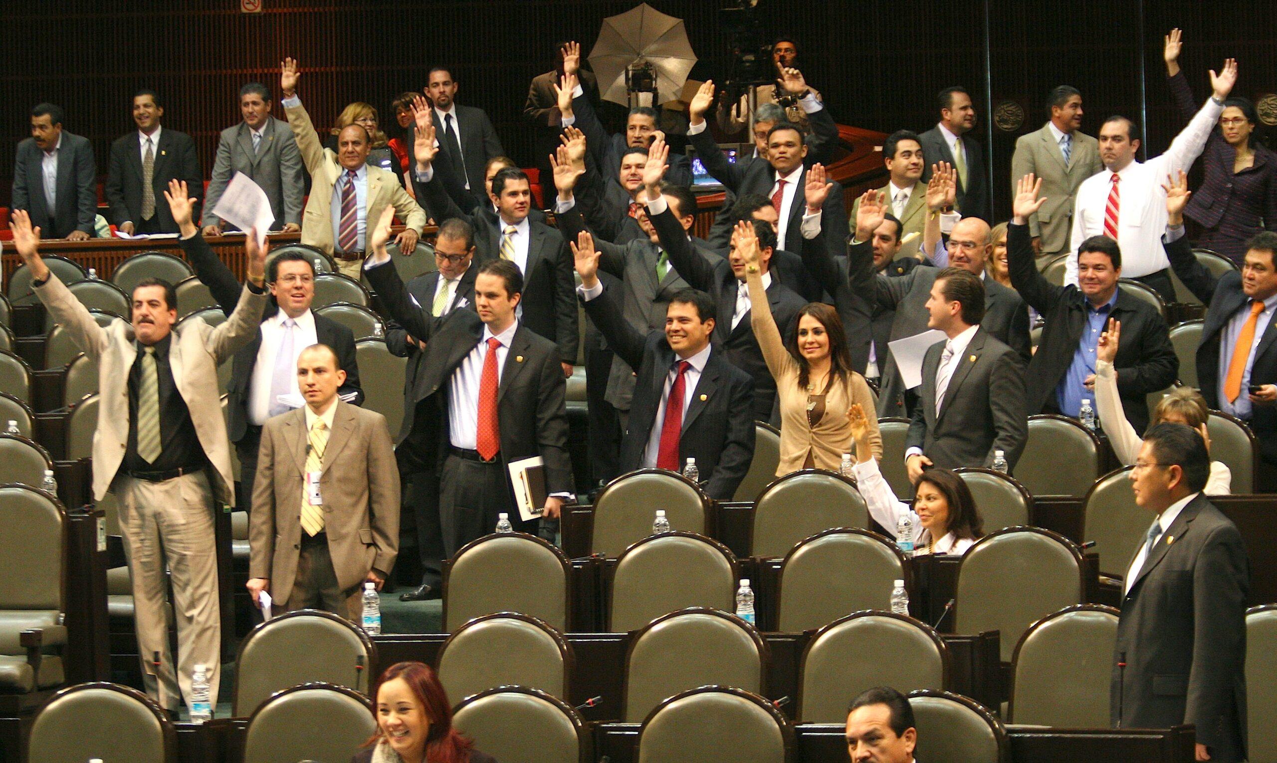 Juguetes nuevos a diputados del PRI