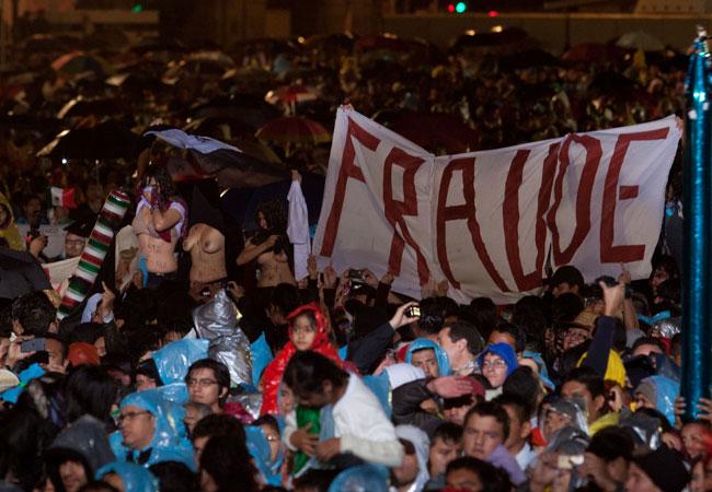 Integrantes de #YoSoy132 se manifiestan durante el grito de Calderón