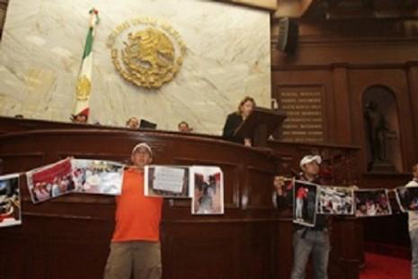 CNTE irrumpe en congreso de Michoacán