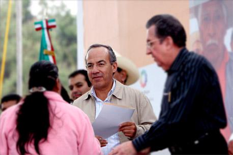 Aplaude Calderón reforma laboral presentada por el PRI