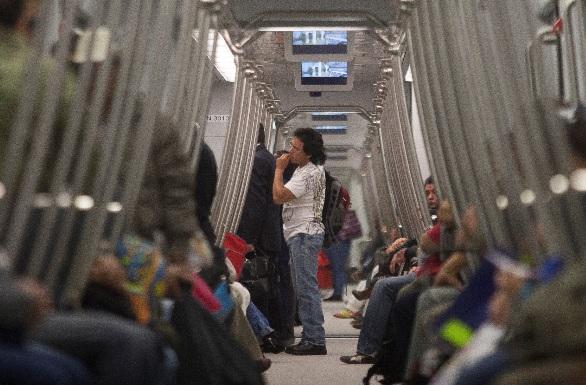 Ambulantes ponen en peligro a pasajeros del Metro del DF