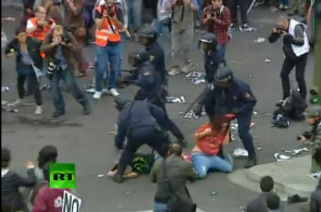 España vive jornada tensa: Policía arremete contra manifestantes del 25-S