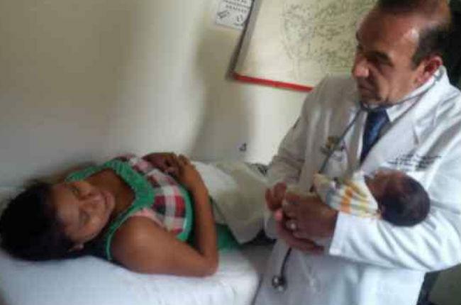 Una semana después, atienden a mujer que dio a luz en jardín de hospital