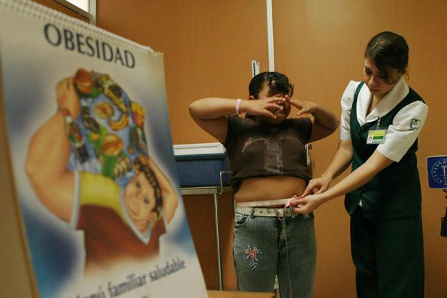 Senadora propone aumentar 20% al precio de los refrescos