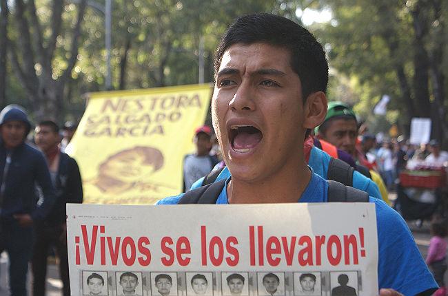 43 imágenes de la marcha por los 43 desaparecidos de Ayotzinapa