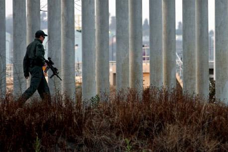 Agentes fronterizos de EU disparan tras ser apedreados desde México