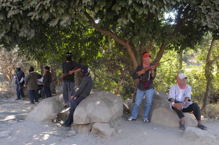 Detienen a 12 presuntos miembros de policía comunitaria en Michoacán