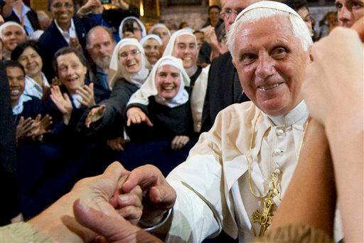 Papa renunció tras descubrirse red de sacerdotes gays: diario