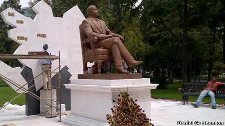 Hoy emiten recomendación al GDF por estatua de líder azerbaiyano