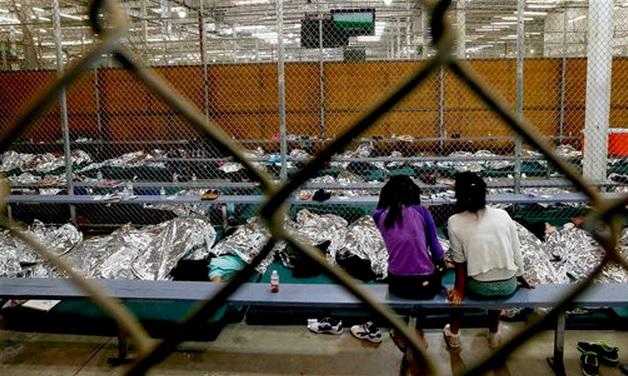 “¿Les escupimos o les damos cobijas y camas?”, la disyuntiva de los estadounidenses por los niños migrantes