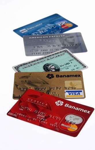Repunta otorgamiento de tarjetas de crédito