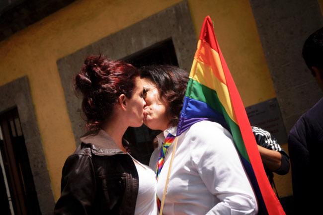 IMSS dará seguridad social a matrimonios gay en todo el país