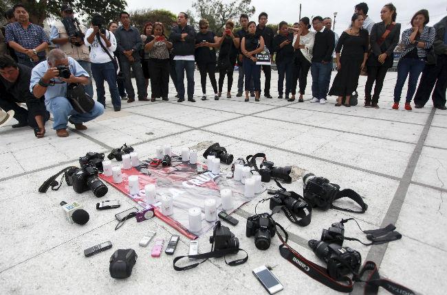 En su visita a México, piden a Hollande intervenir por violencia contra periodistas
