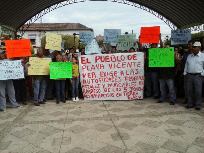 En Veracruz, la policía secuestra, dicen padres de los desaparecidos en Tierra Blanca a EPN