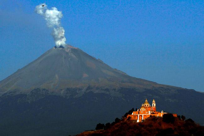 Se dispersan ‘fumarolas’ de ceniza del Popocatépetl