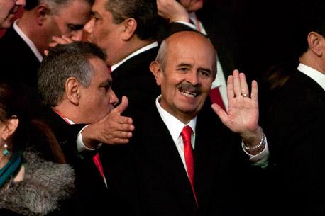 Tras ausencia, gobernador de Michoacán reaparece en público