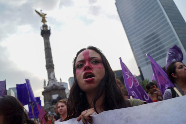 Mujeres marchan en el DF para exigir un alto a feminicidios