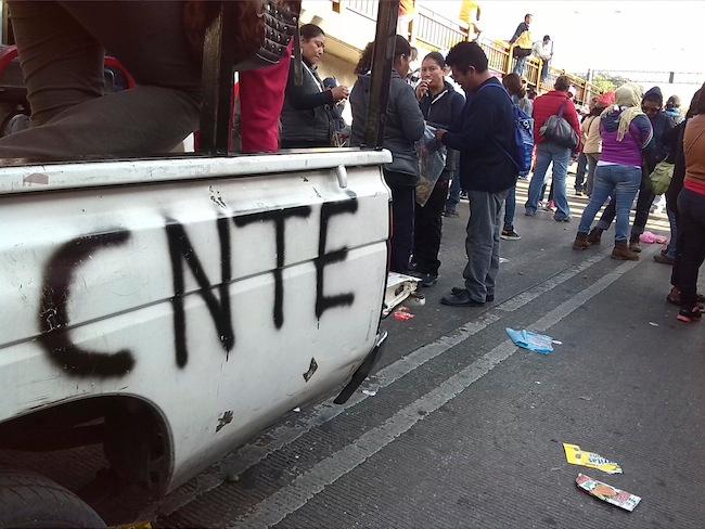 CNTE entrega 60 mil amparos contra Reforma Educativa; regresan al plantón