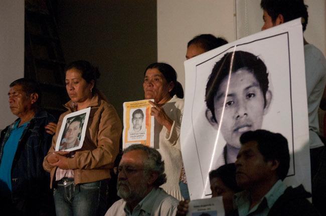 Federales buscan reprimir a normalistas, acusan padres de los desaparecidos