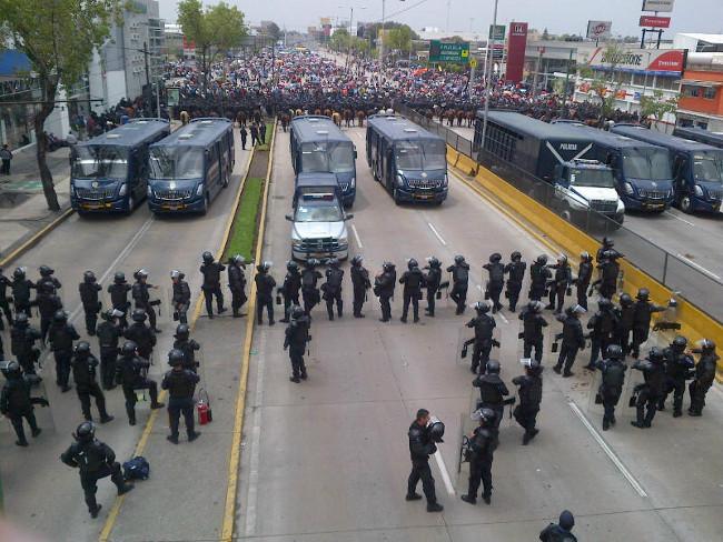 “¡Danos información, llevamos todo el día aquí!”