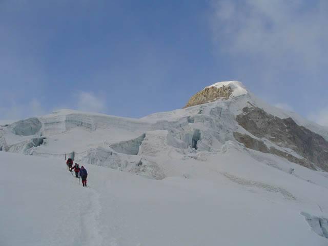 Confirman la muerte de 2 alpinistas mexicanos en Peru; cayó hielo del tamaño de un auto: testigo