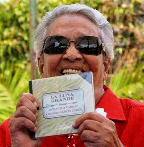 De buen ánimo y haciendo bromas, Chavela Vargas se recupera en España