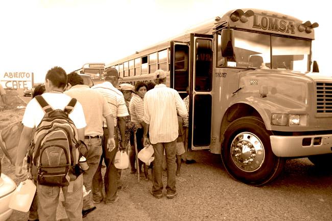 Mexicanos exiliados por la violencia crean asociación en EU