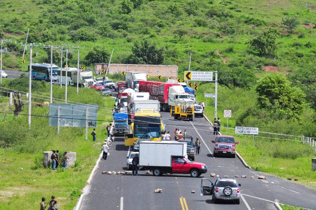 Damnificados bloquearon carretera en Guerrero para exigir apoyo