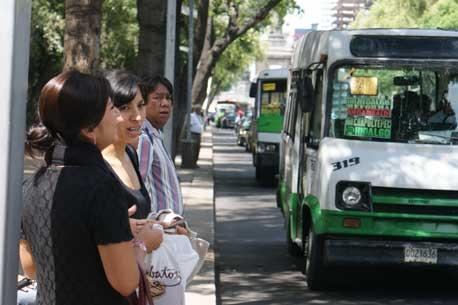 Primero los taxis, ahora GDF analiza subir tarifa de microbuses