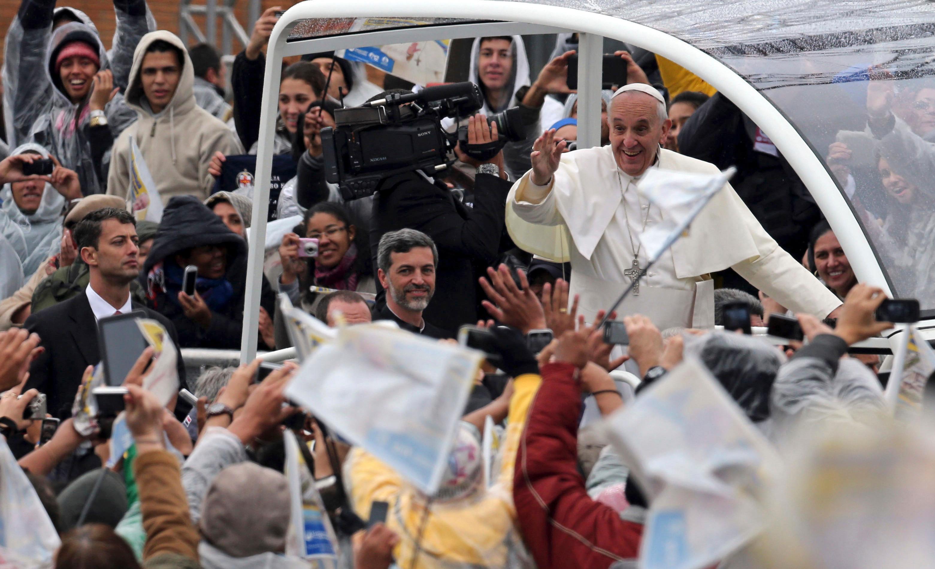 Papa critica corrupción; pide a fieles “no habituarse al mal”