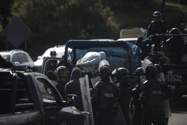 Normalistas de Michoacán son trasladados a penal de Morelia