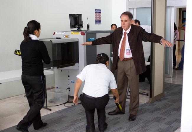 CNDH llama a evitar revisión corporal indigna en aeropuertos