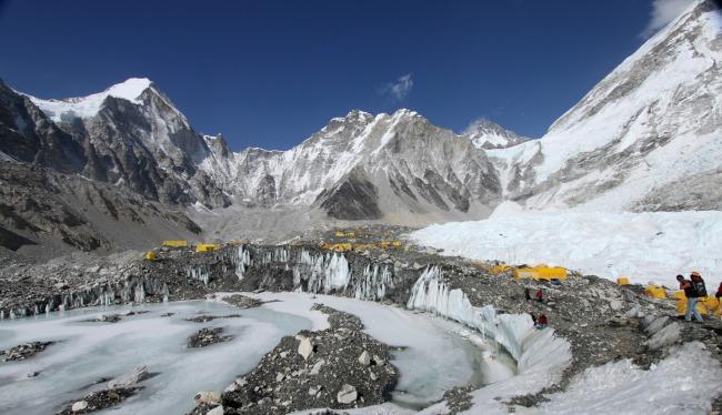 Al menos 250 desaparecidos en otra avalancha en Nepal; van más de 5 mil muertos