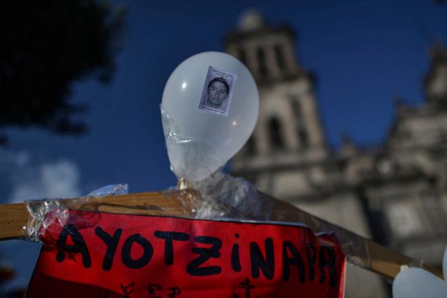 Padres de Ayotzinapa recuerdan a normalistas con ‘regalos’ en Día de Reyes