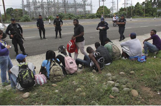 “Los oficiales nos pegan y nos humillan” (así viven los migrantes en la estación de Iztapalapa)